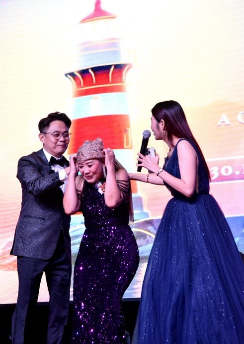 暖势力//筹百万助清寒生与重症患者 “人生伸展台”创办人颜海伦现场落发圆愿