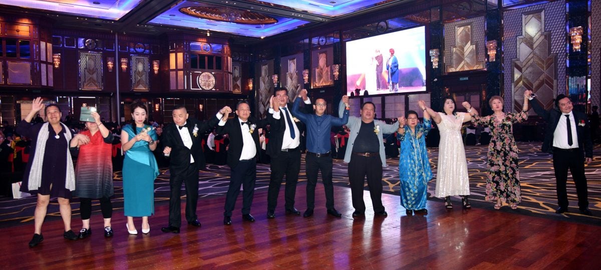 暖势力//筹百万助清寒生与重症患者 “人生伸展台”创办人颜海伦现场落发圆愿