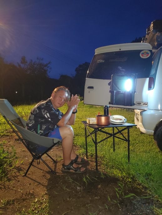 暖势力:48岁的温国辉,驾驶着一辆20年的马来西亚第二国产车金丝雀,开启了一段环球自驾之旅。