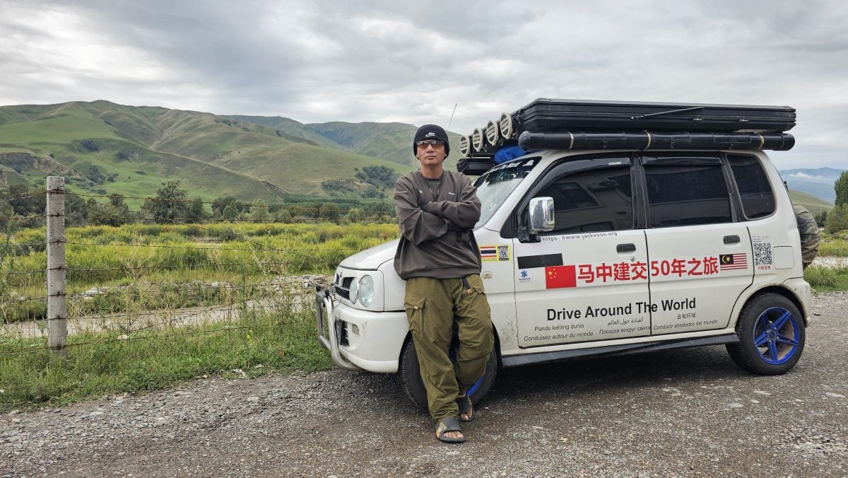 暖势力:48岁的温国辉,驾驶着一辆20年的马来西亚第二国产车金丝雀,开启了一段环球自驾之旅。