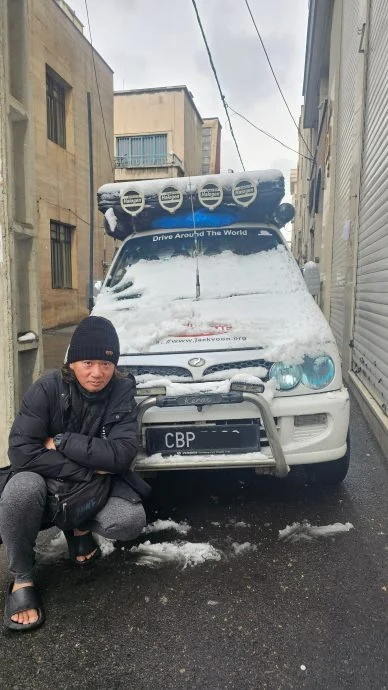 暖势力:48岁的温国辉,驾驶着一辆20年的马来西亚第二国产车金丝雀,开启了一段环球自驾之旅。