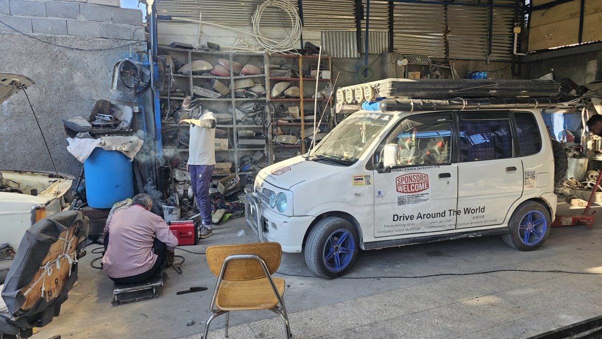 暖势力:48岁的温国辉,驾驶着一辆20年的马来西亚第二国产车金丝雀,开启了一段环球自驾之旅。