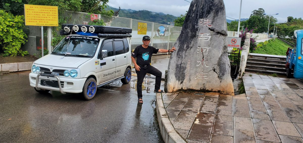暖势力:48岁的温国辉,驾驶着一辆20年的马来西亚第二国产车金丝雀,开启了一段环球自驾之旅。