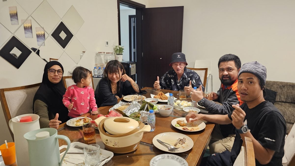 暖势力:48岁的温国辉,驾驶着一辆20年的马来西亚第二国产车金丝雀,开启了一段环球自驾之旅。