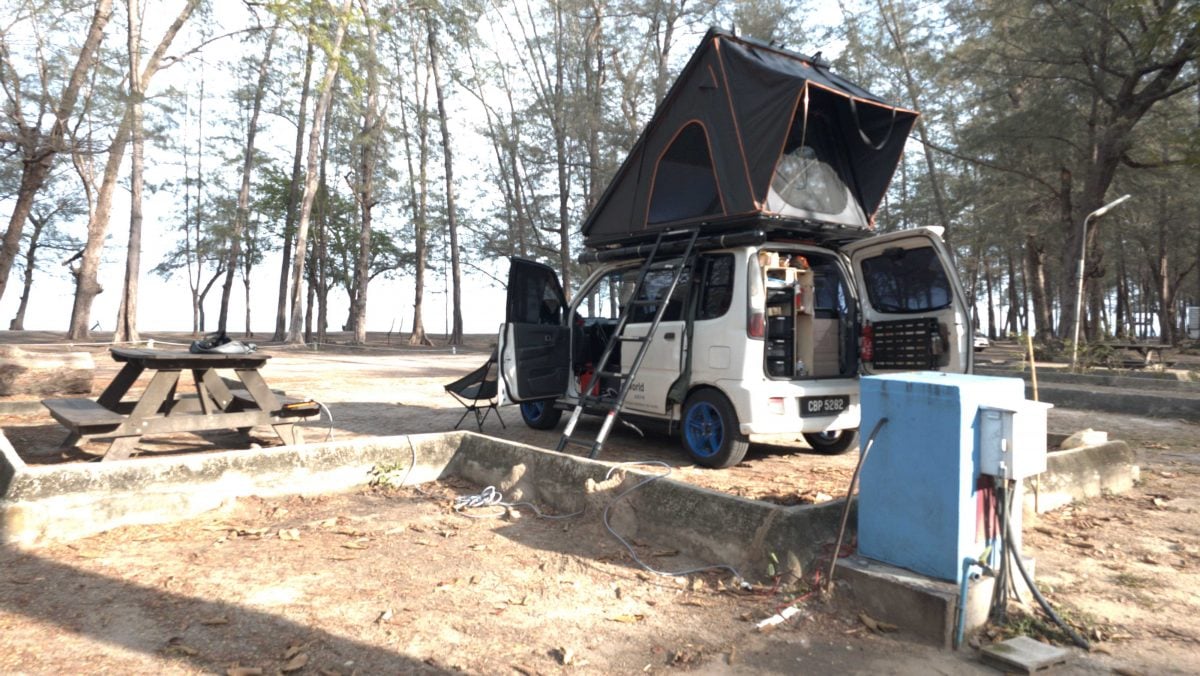 暖势力:48岁的温国辉,驾驶着一辆20年的马来西亚第二国产车金丝雀,开启了一段环球自驾之旅。