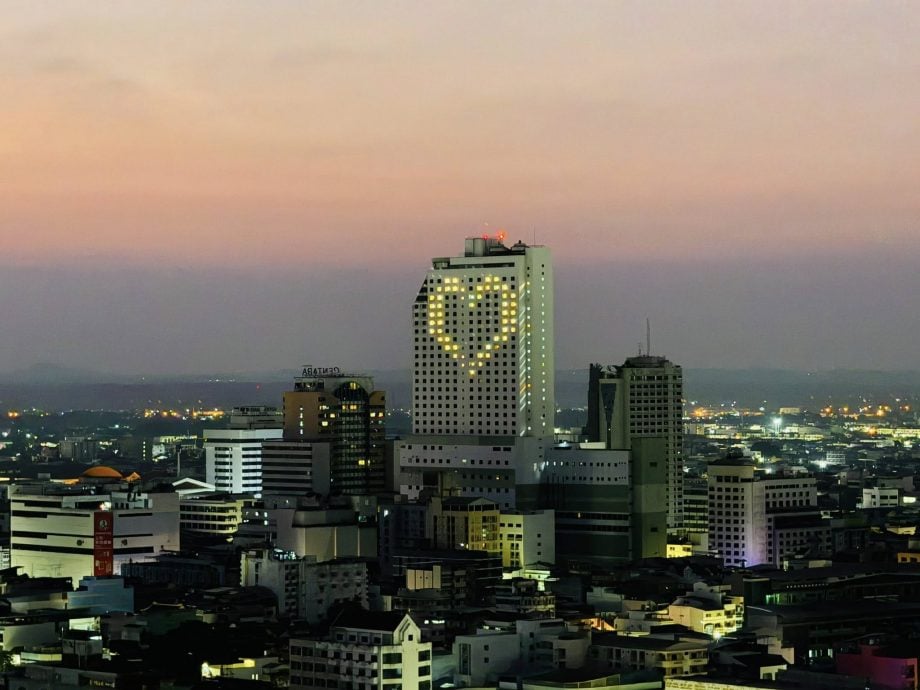 暖势力:巨型爱心,把爱送给所有合艾人。