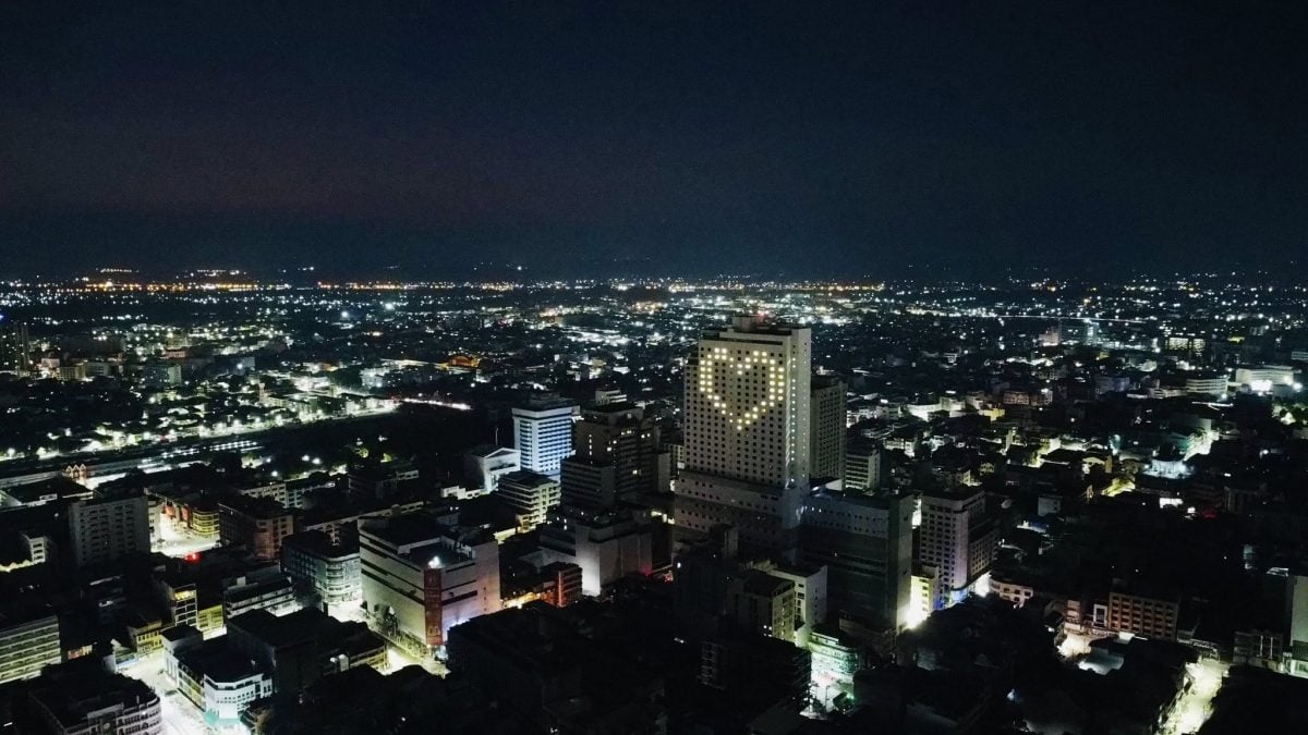 暖势力:巨型爱心,把爱送给所有合艾人。