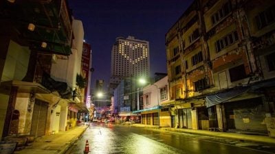 “把爱送给所有合艾人”   酒店巨型爱心灯打气