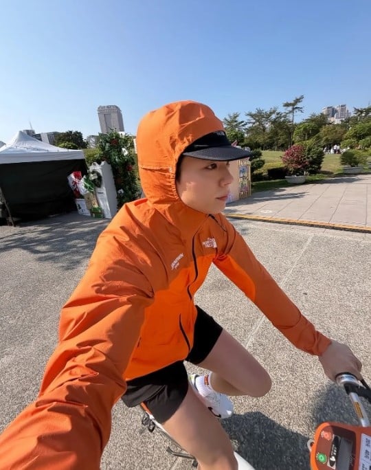 朴宝剑高雄成功挑战骑车 携惠利慢跑打卡“宝剑树”