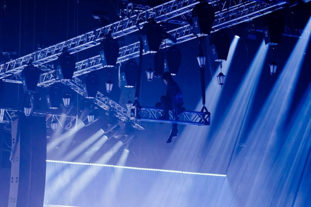 杨千嬅舞台设备临时失灵　特技人员悬空无法降落