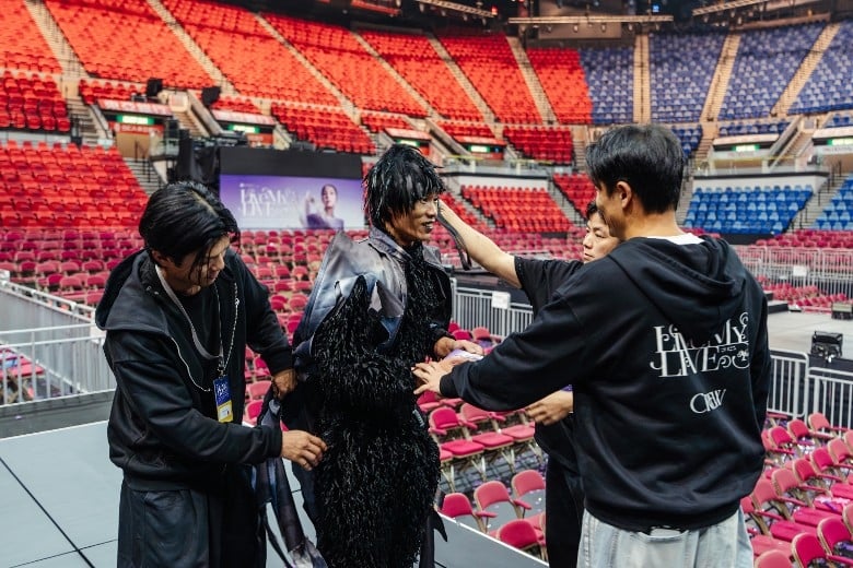 杨千嬅舞台设备临时失灵　特技人员悬空无法降落