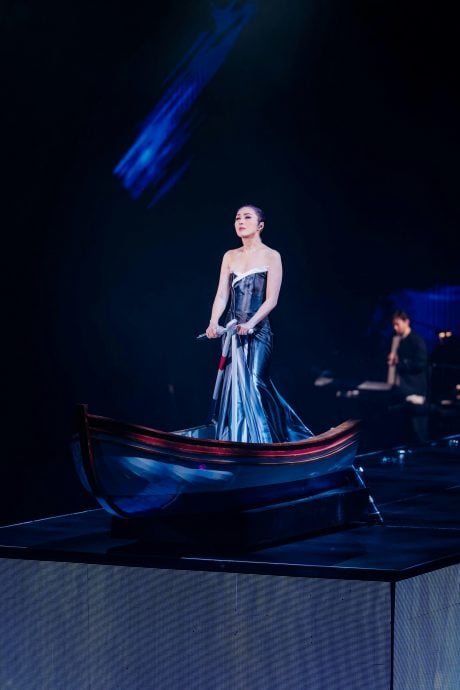 杨千嬅舞台设备临时失灵　特技人员悬空无法降落