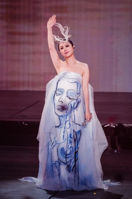 杨千嬅舞台设备临时失灵　特技人员悬空无法降落