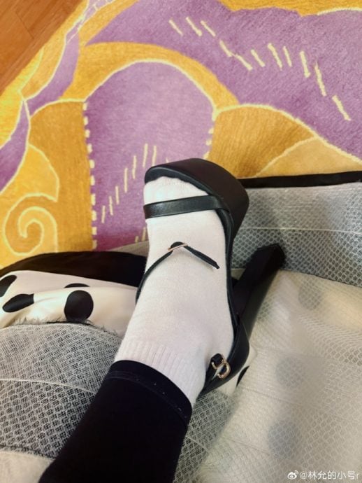 林允红毯摔倒 丞磊出手“救美”