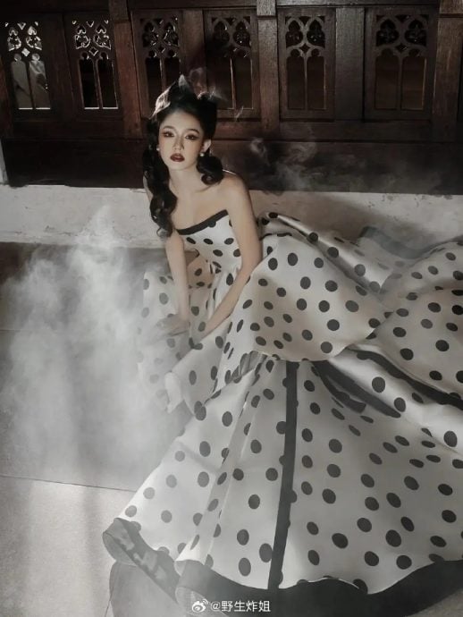 林允红毯摔倒 丞磊出手“救美”