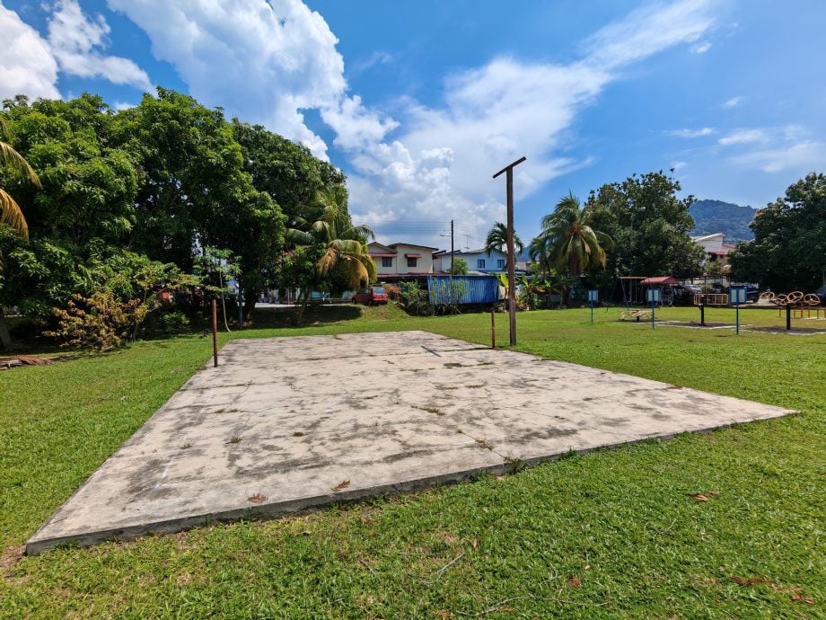 柔：头条之一：民生特工队：峇达岗花园草场水沟设施年久失修