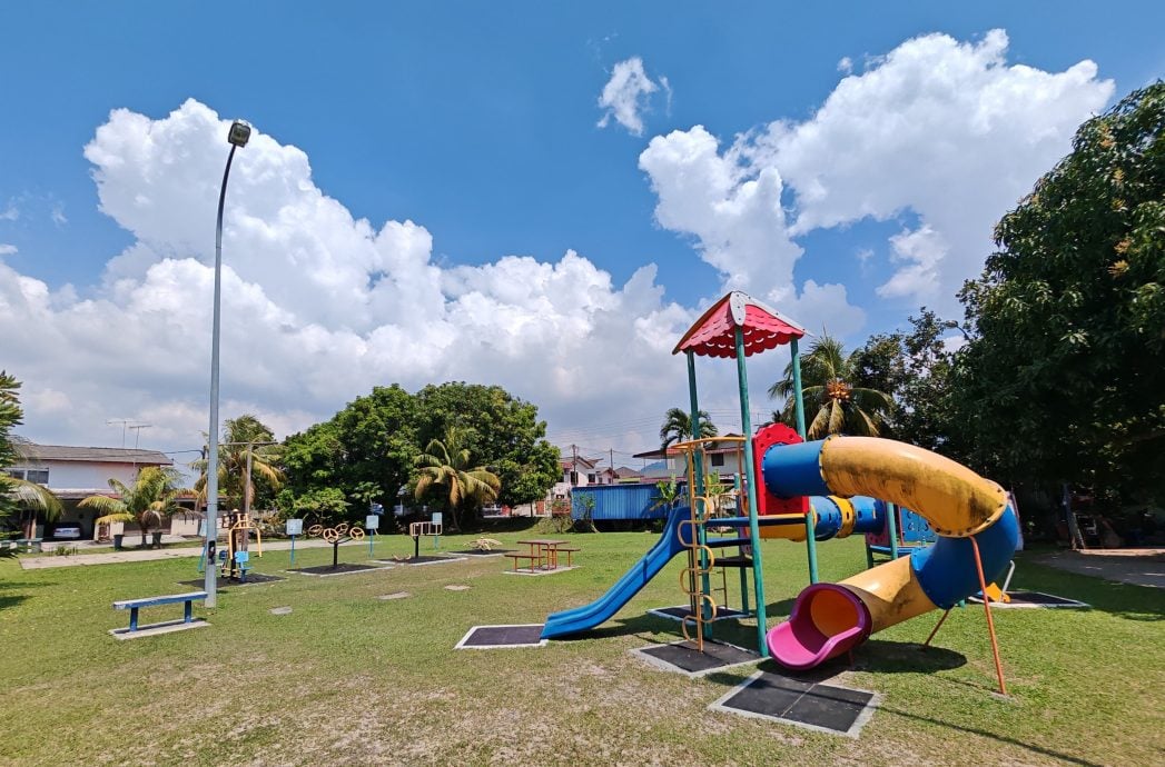 柔：头条之一：民生特工队：峇达岗花园草场水沟设施年久失修