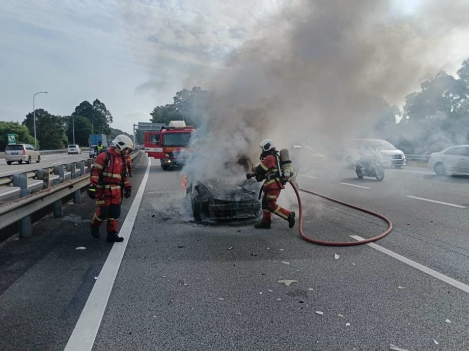 柔:新闻:汽车起火致与2车1摩托相撞 骑士受伤入院