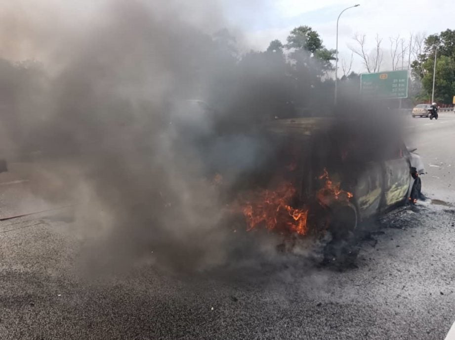 柔:新闻:汽车起火致与2车1摩托相撞 骑士受伤入院