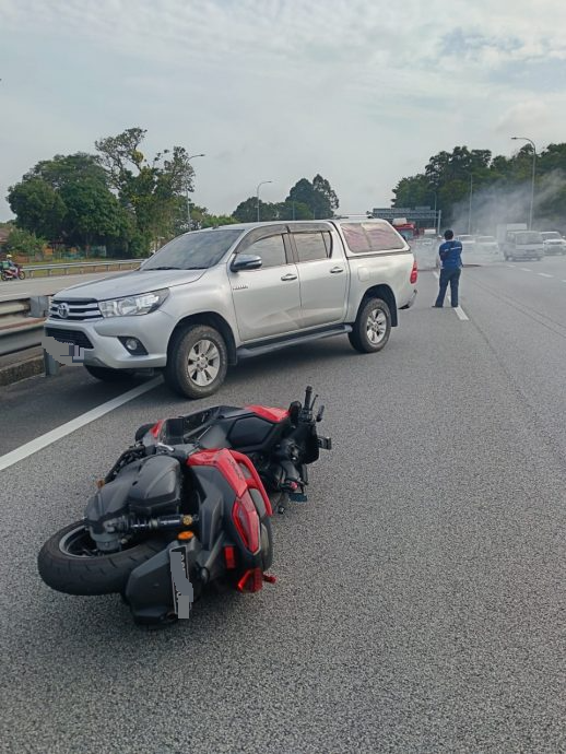 柔:新闻:汽车起火致与2车1摩托相撞 骑士受伤入院