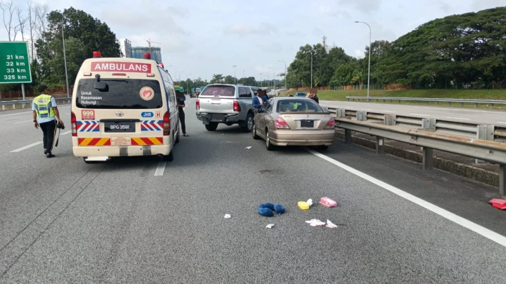 柔:新闻:汽车起火致与2车1摩托相撞 骑士受伤入院