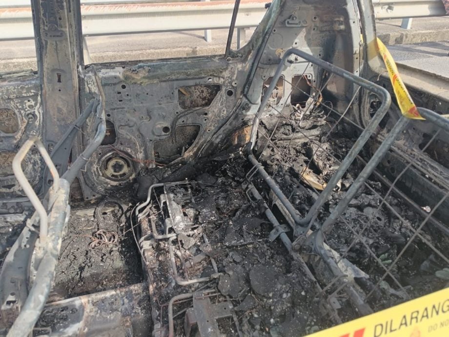 柔:新闻:汽车起火致与2车1摩托相撞 骑士受伤入院