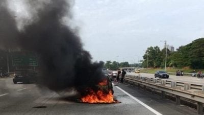 行驶中起火酿连环撞　骑士受伤送院