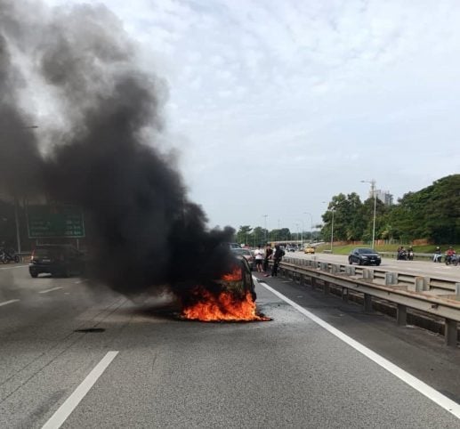 柔:新闻:汽车起火致与2车1摩托相撞 骑士受伤入院