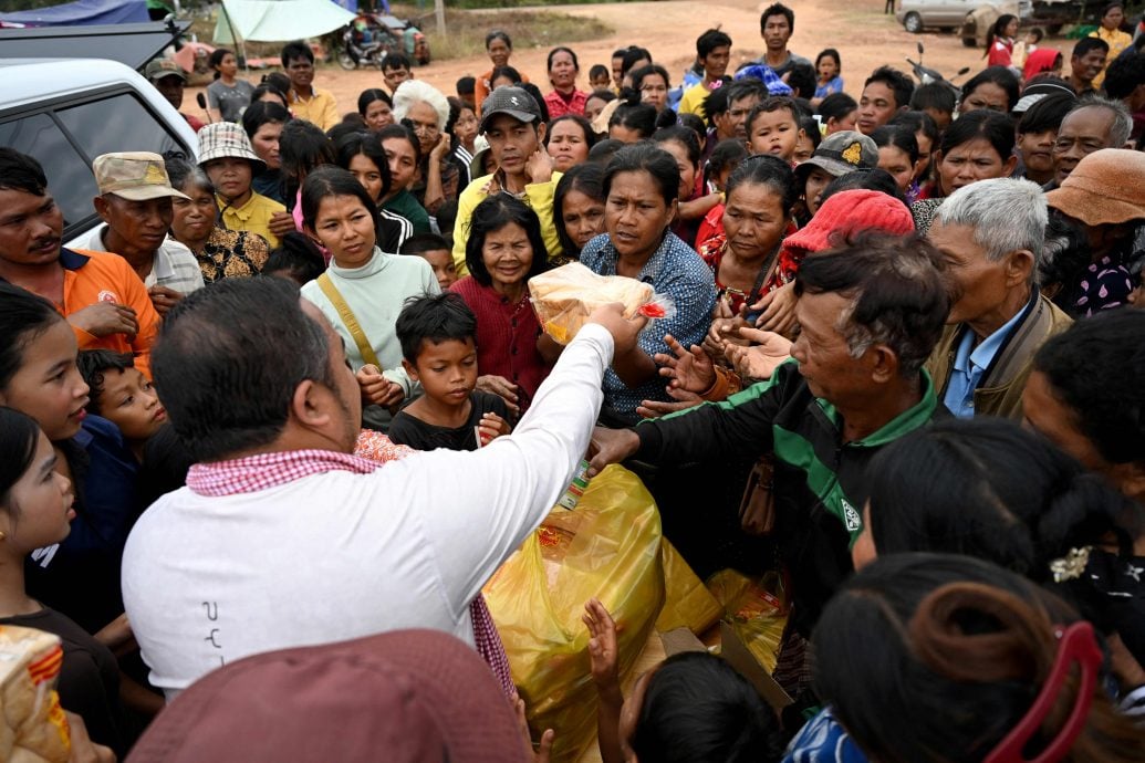 柬泰边境村民始料不及冲突再起 忧临时庇护所亦受袭击