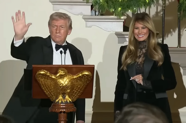 梅兰妮穿“黑蕾丝透视装”亮相! 特朗普大赞:我伟大的第一夫人