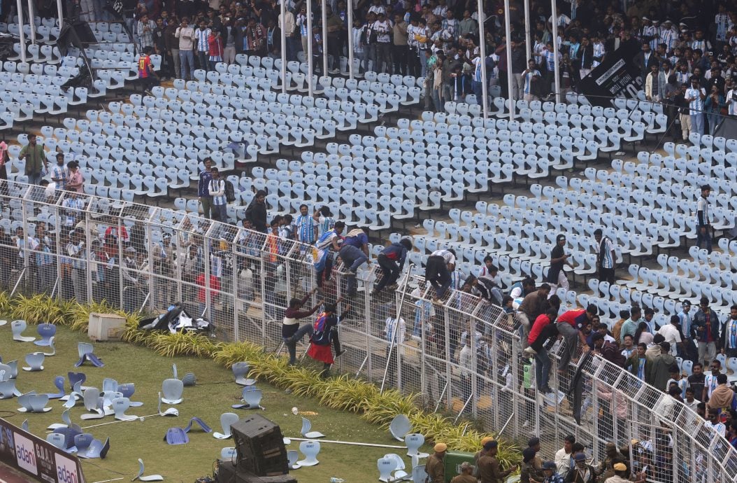 梅西访印度 球迷不满买贵票“看不到脸” 怒掷球场座椅抗议