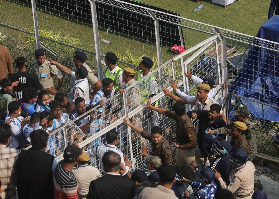 梅西访印度 球迷不满买贵票“看不到脸” 怒掷球场座椅抗议