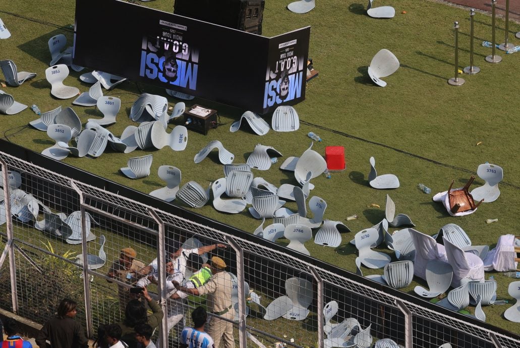 梅西访印度 球迷不满买贵票“看不到脸” 怒掷球场座椅抗议