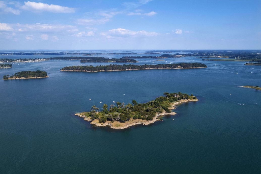 欧洲无人机飞越事件再一桩 法国核潜舰基地受侵扰