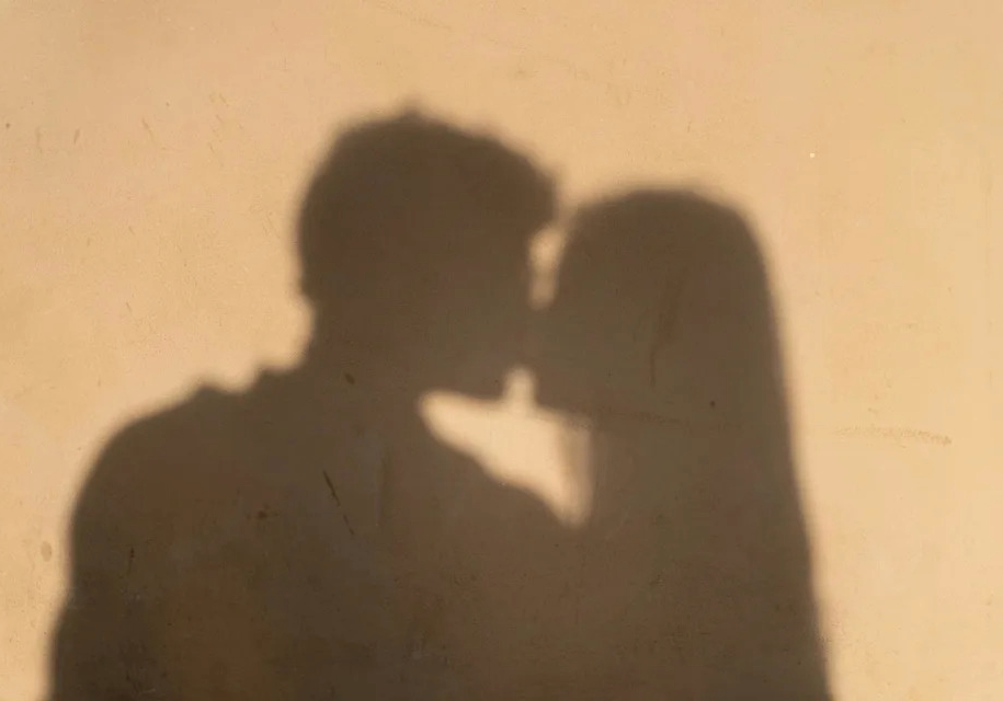 死亡之吻!女友探监接吻暗送毒品 德男囚不慎“吞下”致死