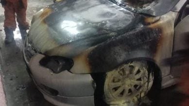 民万新村轿车凌晨起火   烧毁30%幸无伤亡