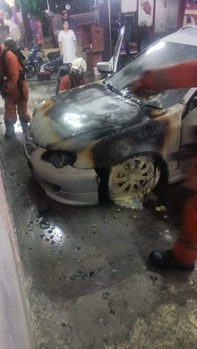 民万一轿车凌晨起火 毁30% 无人伤亡