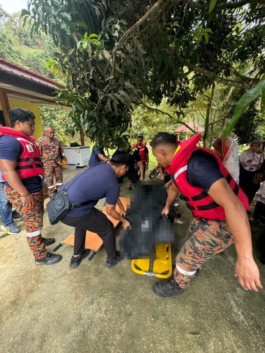 河流戏水腿卡石缝 男子溺毙