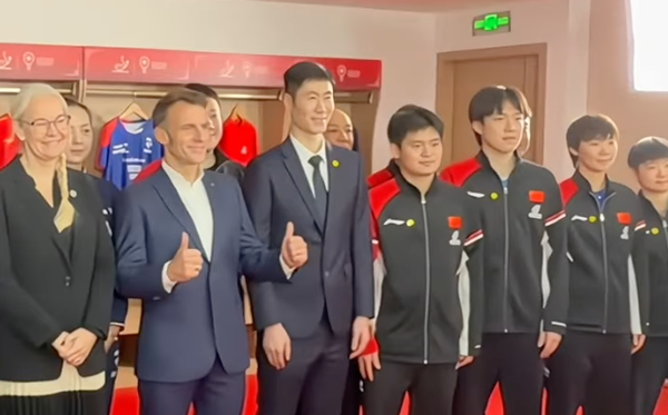 法总统大赞孙颖莎很厉害! 王楚钦模仿“中国功夫”逗乐马克龙