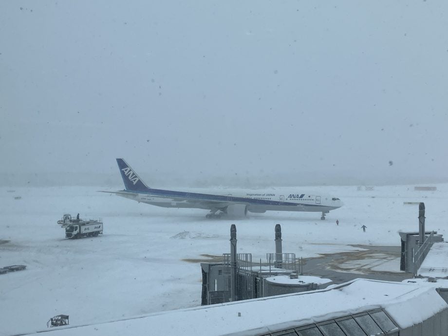 海道新千岁机场受大雪影响 大批航班取消 约750旅客一度滞留