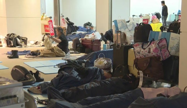 海道新千岁机场受大雪影响 大批航班取消 约750旅客一度滞留