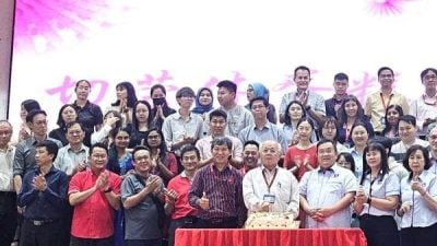 深斋中学陈如宝老师 服务44载卸下教鞭