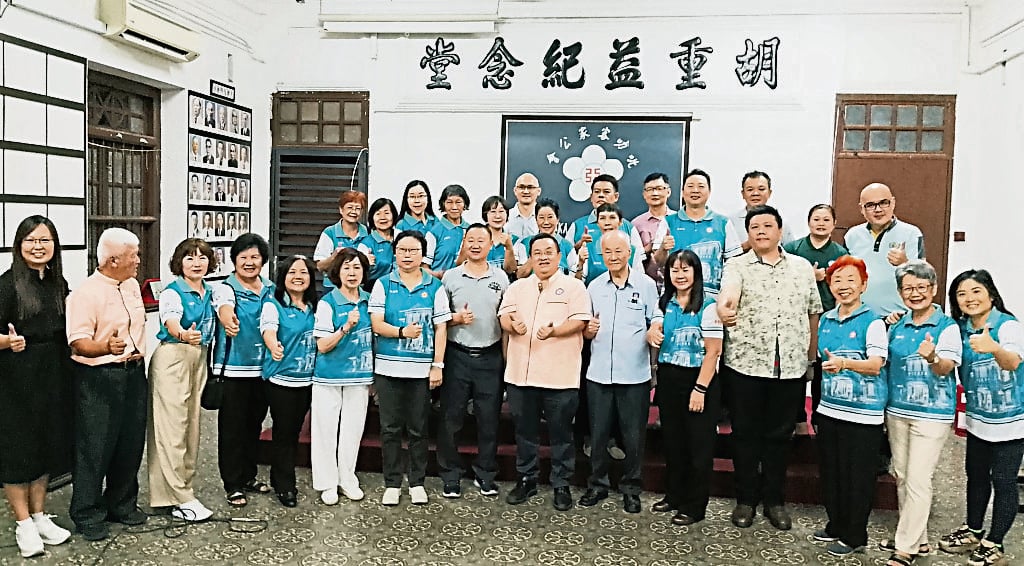 深斋独中全面革新 游上运吁乡亲送孩子就读