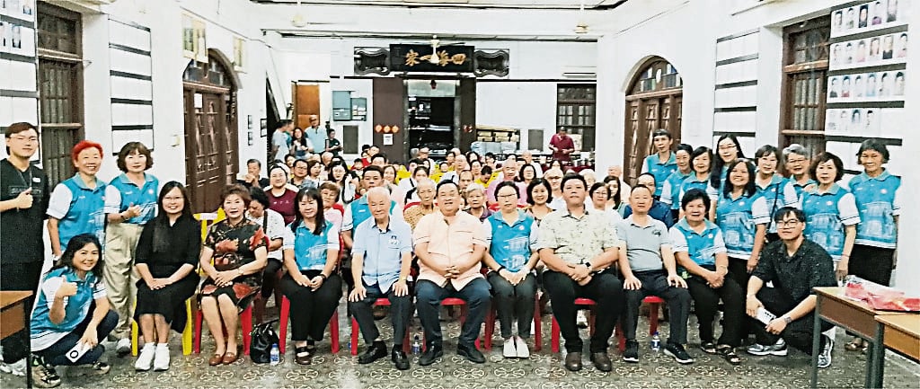 深斋独中全面革新 游上运吁乡亲送孩子就读