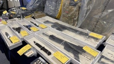 港警依国安法逮捕9人 查获气枪刀具爆裂物