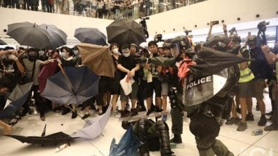 港警员冲突中被围殴羞辱 2示威者被判赔26万