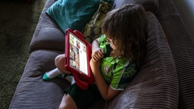 澳为社媒禁令辩护  “免青少年卷网络‘炼狱’”