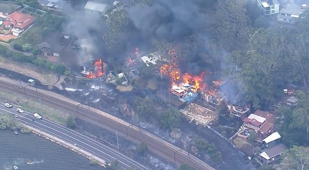 澳洲东岸数十起林火毁损房屋 波及古尔本河国家公园