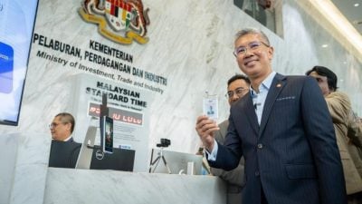 勉励官员留3提醒   赛夫鲁告别同侪