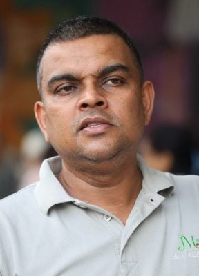 版头-大都会// 雨季冲击供应,本地菜价格上涨/9图